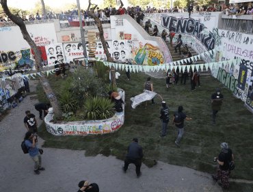 Manifestantes retiraron pasto que colocaron adherentes de Kast en plaza Baquedano y lo reubicaron en acceso a estación de Metro