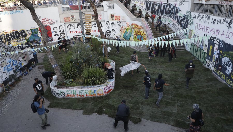 Manifestantes retiraron pasto que colocaron adherentes de Kast en plaza Baquedano y lo reubicaron en acceso a estación de Metro