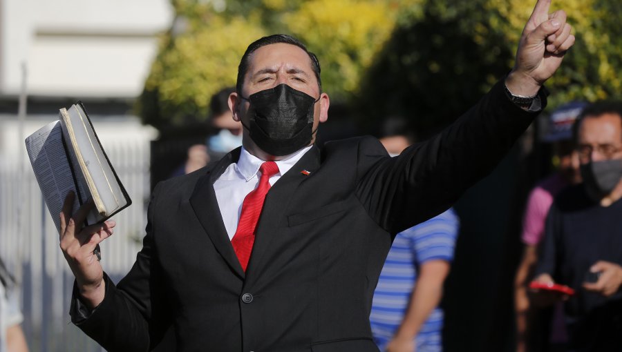 Pastor Soto llegó a local de votación de Kast y llamó a no votar por él: genero incidentes con adherentes del candidato