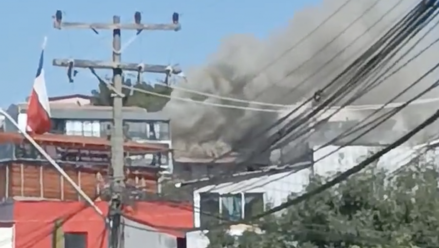 Incendio en dos viviendas del cerro Merced moviliza a organismos de emergencia de Valparaíso