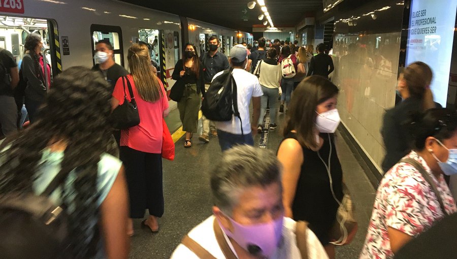 En más de 100 mil personas aumentó el flujo de pasajeros del Metro de Santiago en comparación a la primera vuelta