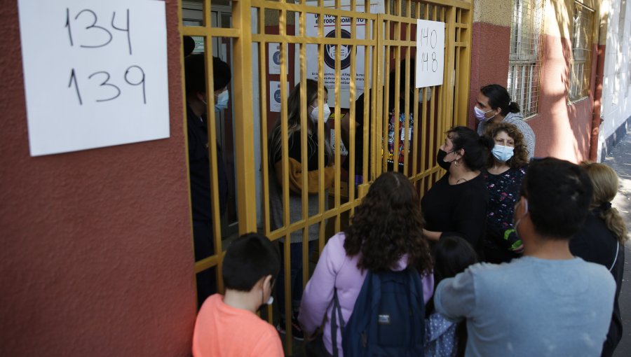 Comienza el cierre de mesas en los locales de votación del país: aún arriban electores a los centros