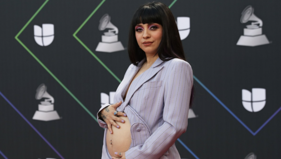Mon Laferte evidencia su avanzado embarazo al votar desde México: “Listo!”