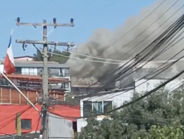 Incendio en dos viviendas del cerro Merced moviliza a organismos de emergencia de Valparaíso