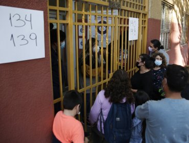 Comienza el cierre de mesas en los locales de votación del país: aún arriban electores a los centros