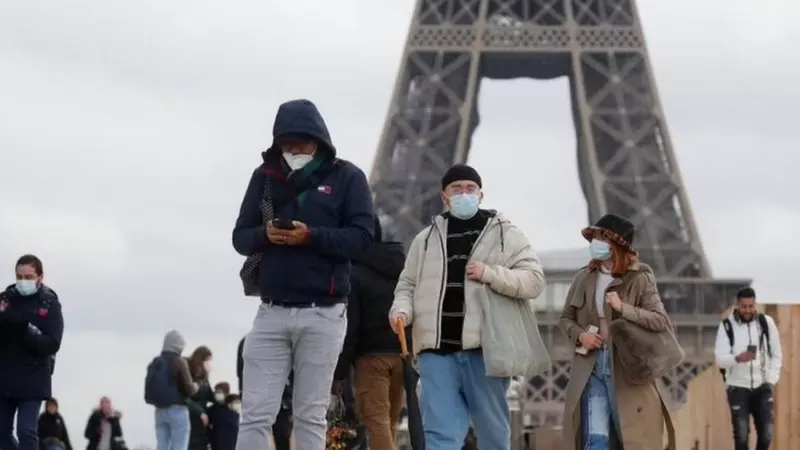 La variante Ómicron del Covid-19 se está "propagando a la velocidad de un rayo" en Europa