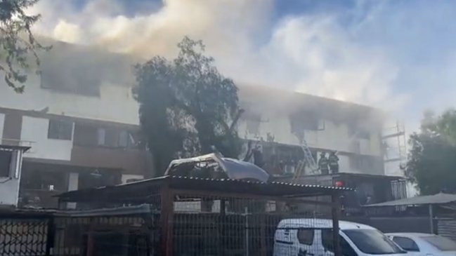 Al menos ocho departamentos consumidos y más de 100 personas damnificadas dejó incendio en block de Lo Prado