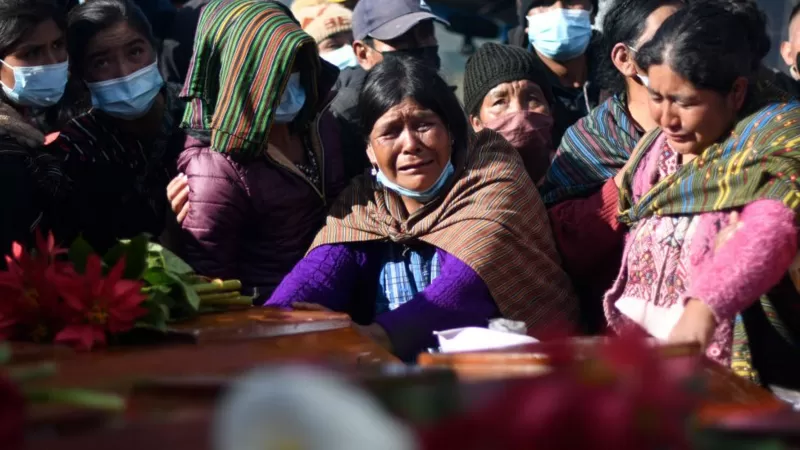 Las escenas de dolor en los funerales de las víctimas de masacre ocurrida en Guatemala en la que murieron 13 personas