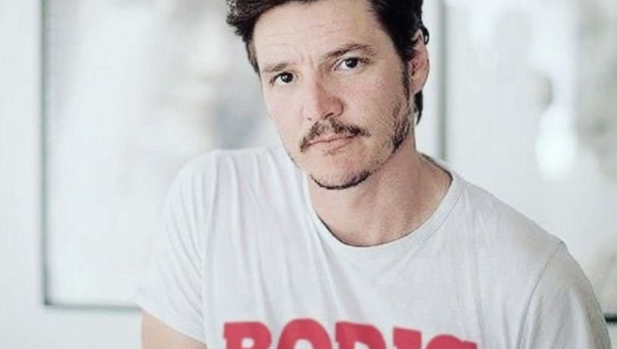 “Juego de Poleras”: Pedro Pascal celebra triunfo de Gabriel Boric con hilarante prenda de vestir
