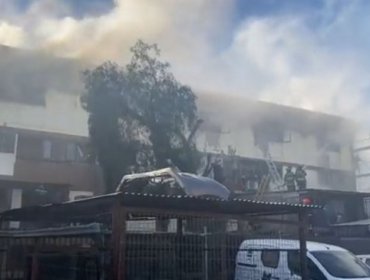 Al menos ocho departamentos consumidos y más de 100 personas damnificadas dejó incendio en block de Lo Prado