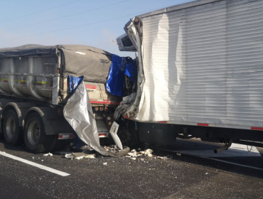 Colisión de dos camiones deja una víctima fatal y tres personas heridas en ruta de Llay Llay