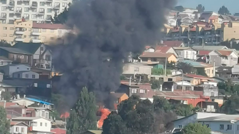 Una vivienda consumida y tres daminificados dejó incendio en cerro Los Placeres de Valparaíso: detienen a acusado de iniciar el siniestro