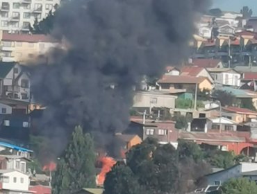 Una vivienda consumida y tres daminificados dejó incendio en cerro Los Placeres de Valparaíso: detienen a acusado de iniciar el siniestro