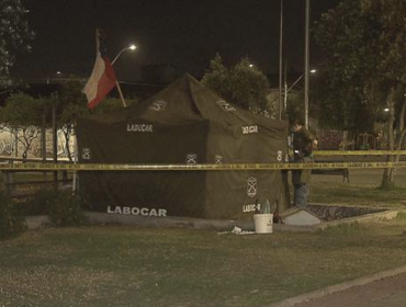 Hallan cuerpo calcinado en una plaza de Santiago: investigan si se trata de un accidente o si hubo participación de terceros