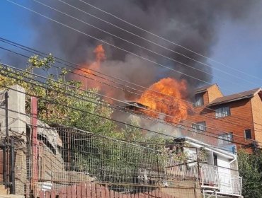 Incendio consume al menos una vivienda de dos pisos en el cerro Los Placeres de Valparaíso