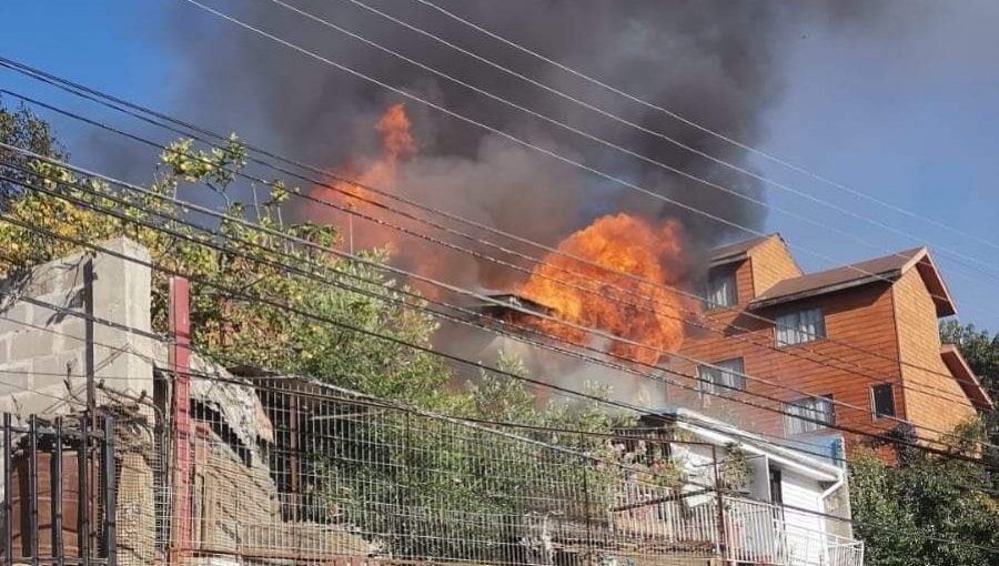 Incendio consume al menos una vivienda de dos pisos en el cerro Los Placeres de Valparaíso