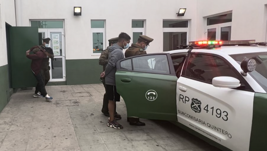 Detienen a tres delincuentes con amplio prontuario policial en Quintero: se movilizaban en auto con encargo vigente por robo