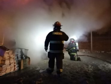 Controlan incendio que afectó a una casa-habitación en la comuna de Quilpué