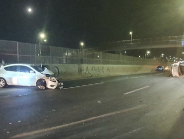 Automóvil a exceso de velocidad colisiona a otros dos y sus ocupantes huyen a pie en la comuna de San Ramón