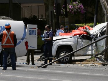 Conductor y joven que esperaba para cruzar la calle mueren tras brutal accidente en Providencia