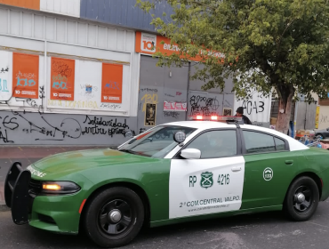 Sorprenden a hombre intentando robar dos carros llenos en supermercado mayorista de Valparaíso