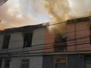15 familias damnificadas y 3 carabineros heridos deja incendio que afectó a cité en Santiago
