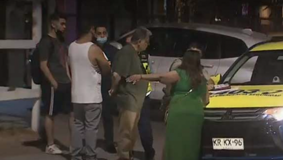 Pareja de adultos mayores fue víctima de un violento robo en las afueras de restaurante en Vitacura