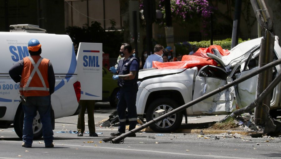 Conductor y joven que esperaba para cruzar la calle mueren tras brutal accidente en Providencia