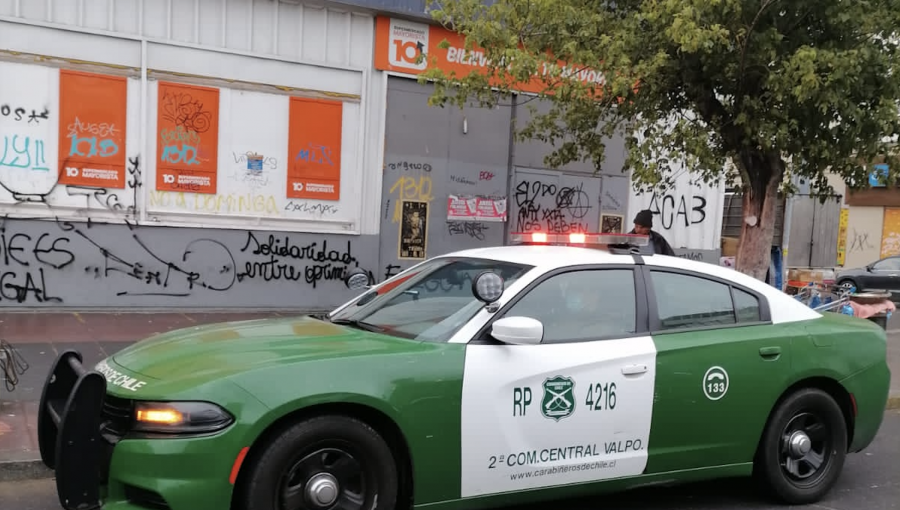 Sorprenden a hombre intentando robar dos carros llenos en supermercado mayorista de Valparaíso