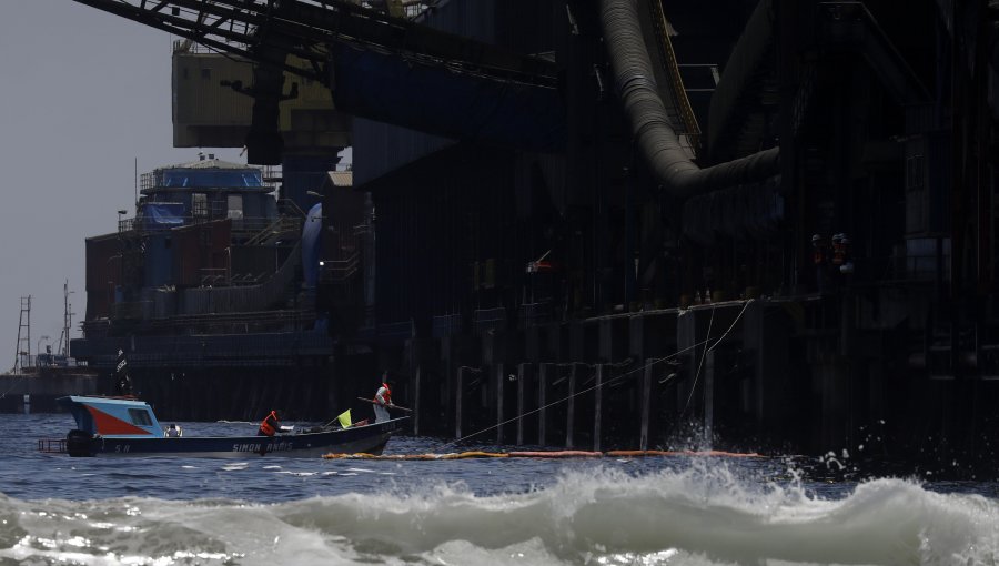 Gobierno anuncia investigación tras nuevo derrame de combustible en la bahía de Quintero