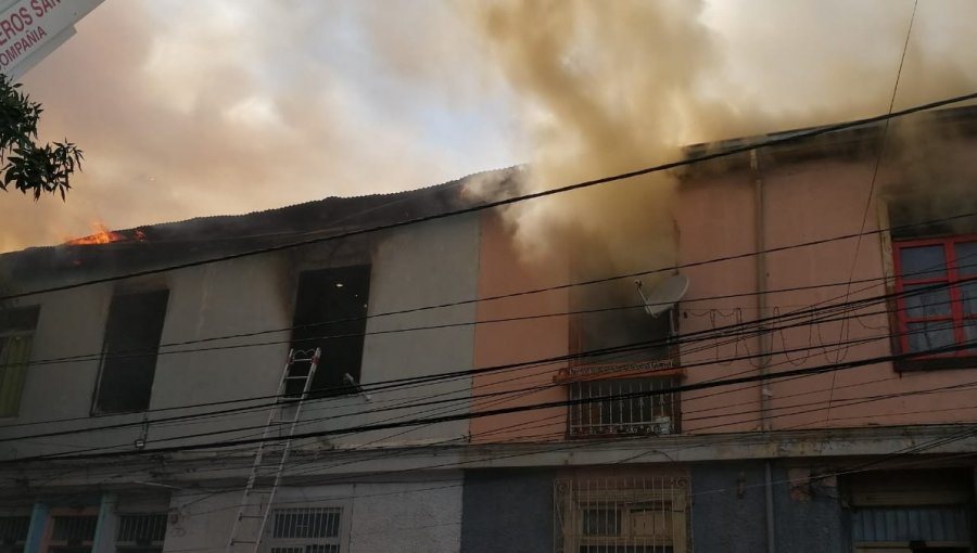 15 familias damnificadas y 3 carabineros heridos deja incendio que afectó a cité en Santiago