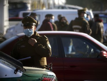 Mujer fue víctima de violento robo de su automóvil en Santiago: la amenazaron con armas blancas y de fuego