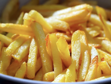 "Los rumores son ciertos": Escasez golpea a algunos restaurantes del mundo que han dejado de vender papas fritas