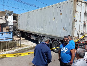 Camión quedó incrustado en una casa tras impactar a otros vehículos en Hualpén: conductor fue rescatado de la cabina