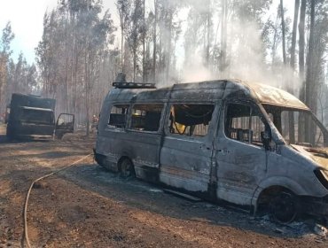 Dos carabineros resultan con quemaduras luego que su vehículo cayera y fuera alcanzado por incendio en Los Sauces