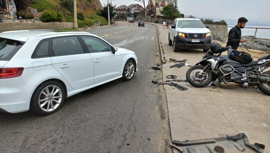 Accidente de tránsito involucró a una motocicleta y un vehículo menor en la Av. Borgoño de Reñaca