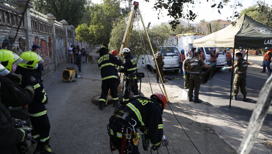 Encuentran a hombre calcinado al interior de cámara subterránea en Santiago