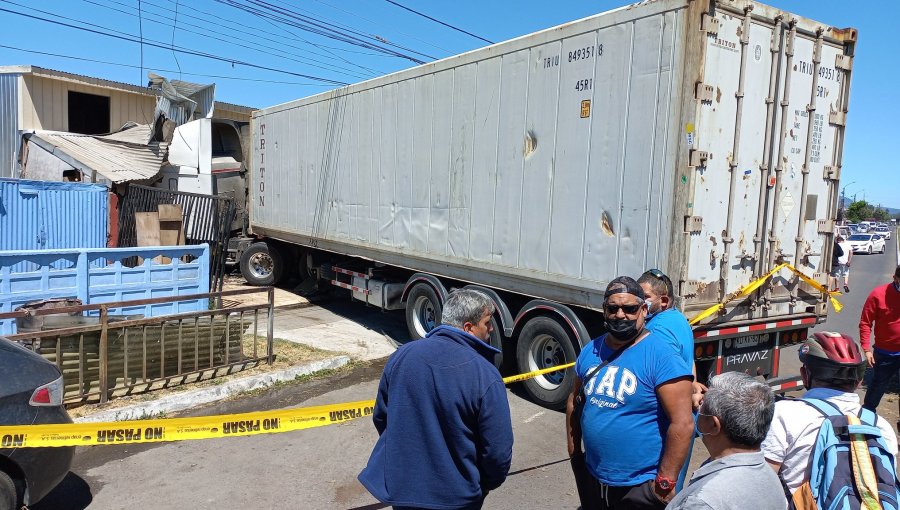 Camión quedó incrustado en una casa tras impactar a otros vehículos en Hualpén: conductor fue rescatado de la cabina