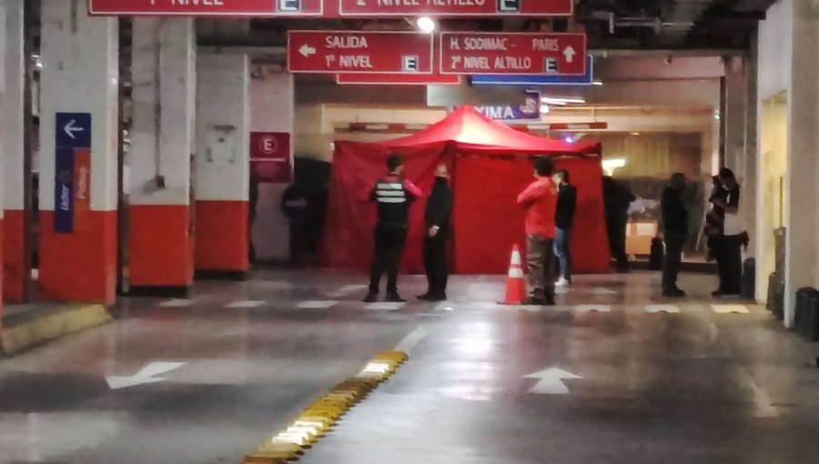 Un fallecido y una mujer herida deja balacera al interior de estacionamiento de mall de Calama