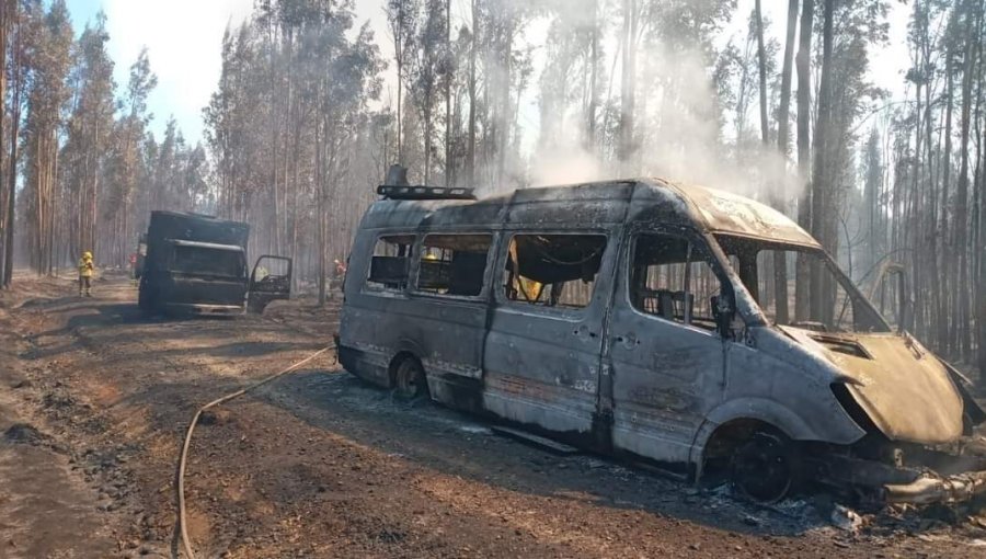 Dos carabineros resultan con quemaduras luego que su vehículo cayera y fuera alcanzado por incendio en Los Sauces