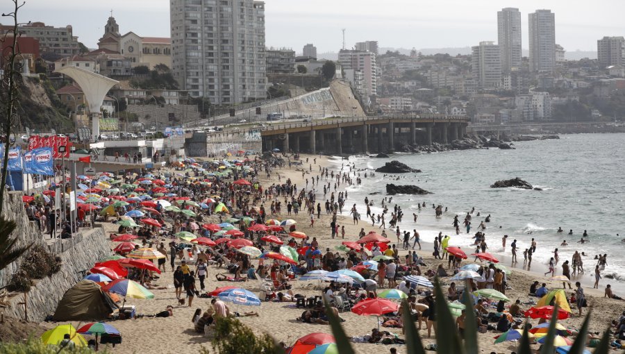 Masiva jornada playera en Viña del Mar: Caleta Abarca estaba repleta gran parte del día