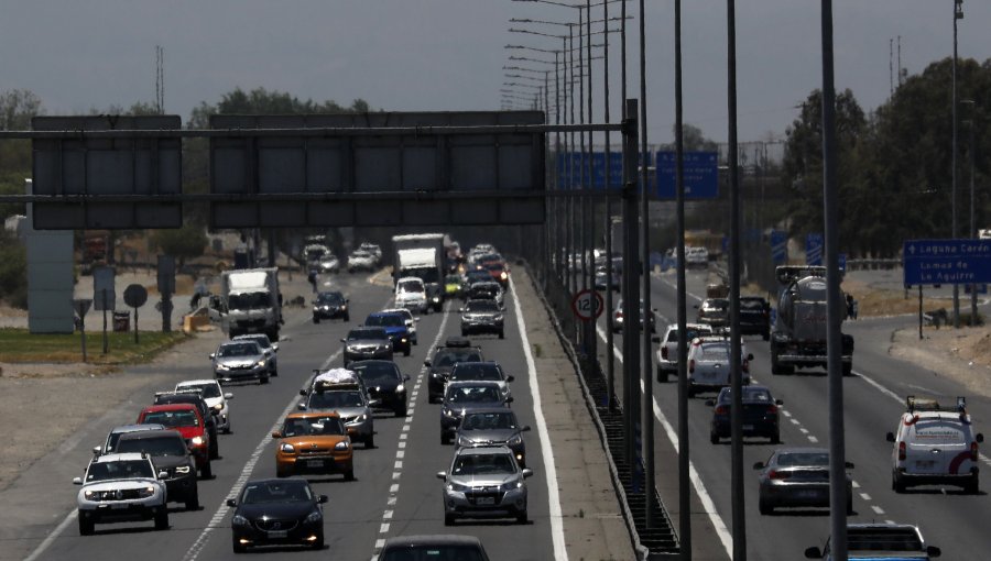 Nuevo balance de carreteras reporta una salida de 185 mil vehículos desde la Región Metropolitana