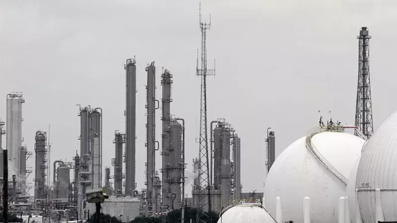 Qué busca México al comprar en Estados Unidos su primera refinería fuera del país