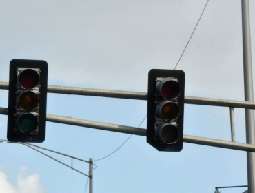 Camioneta impacta violentamente a un poste y deja sin energía eléctrica al sector de Caleta Portales en Valparaíso