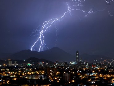 Declaran Alerta Temprana Preventiva para 10 comunas de la región Metropolitana por tormentas eléctricas