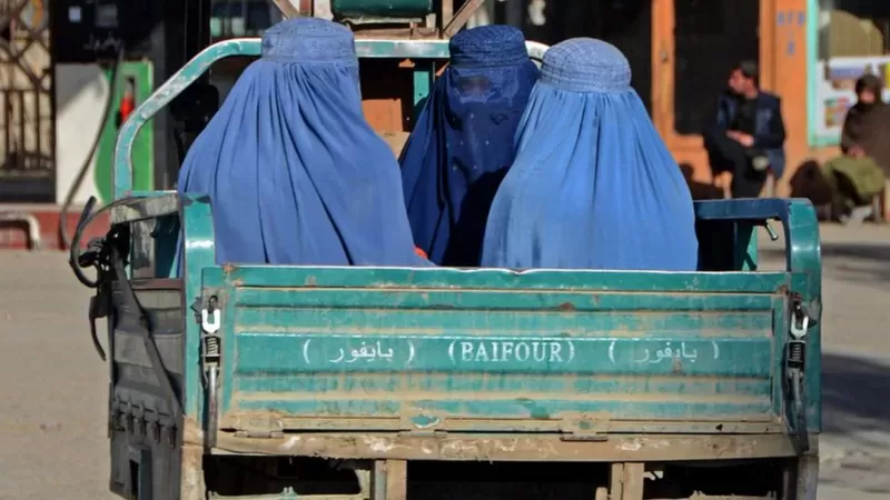 El Talibán prohíbe los viajes de larga distancia a las mujeres no acompañadas de hombres en Afganistán