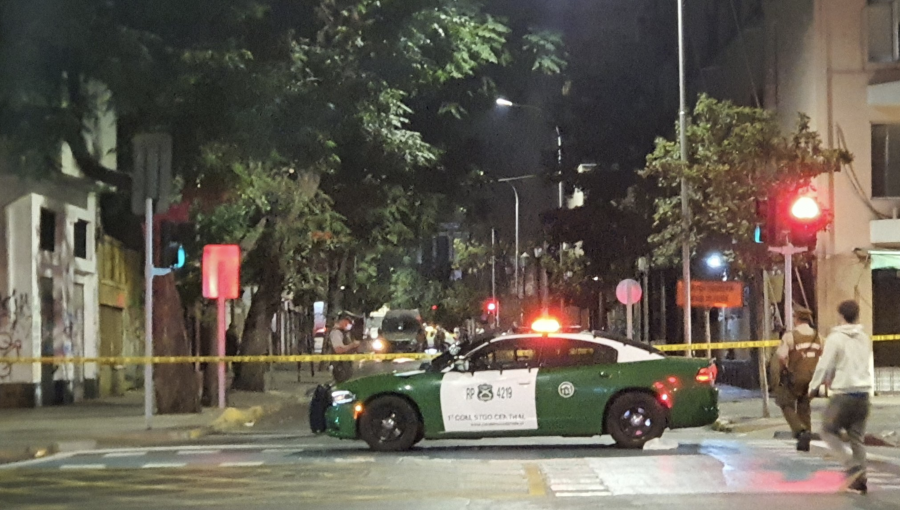 Reportan fuerte explosión en el frontis de la Dirección General de Gendarmería en Santiago