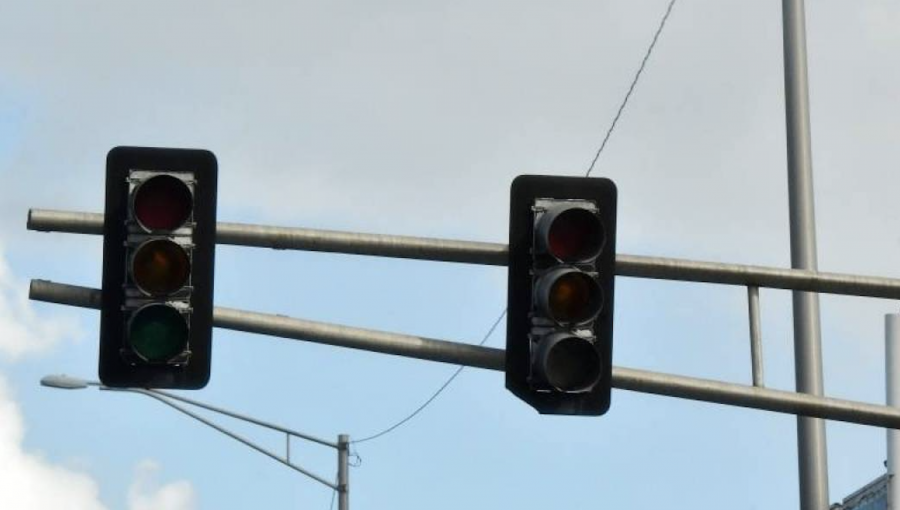 Camioneta impacta violentamente a un poste y deja sin energía eléctrica al sector de Caleta Portales en Valparaíso