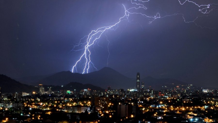 Declaran Alerta Temprana Preventiva para 10 comunas de la región Metropolitana por tormentas eléctricas