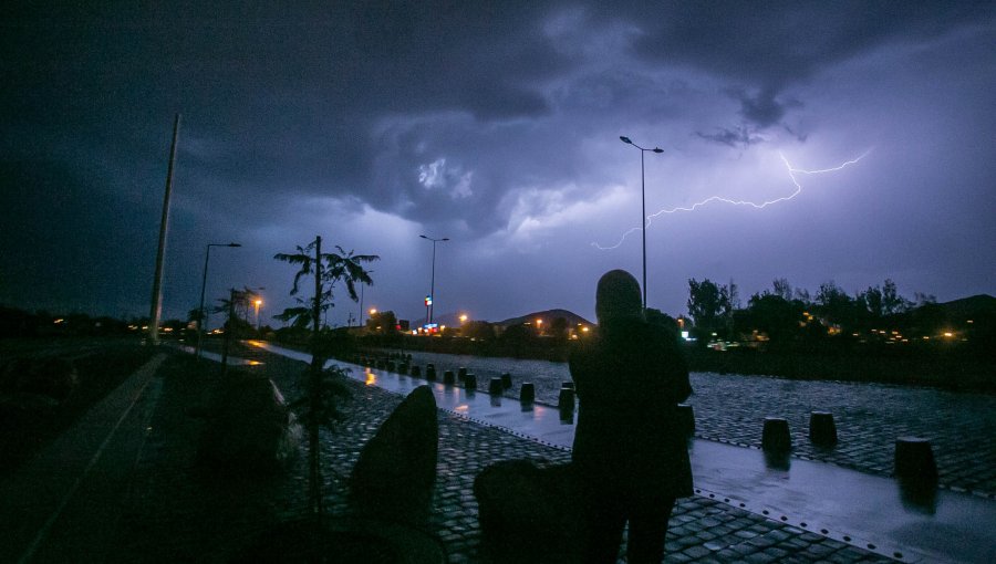 Se mantiene la alerta por posibles tormentas eléctricas entre las regiones de Coquimbo y O'Higgins